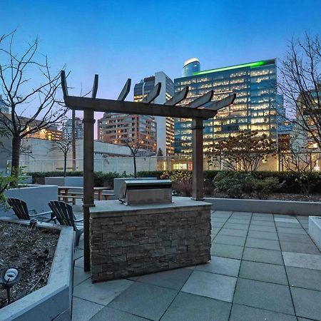 밴쿠버 Rare Find Loft With Full Kitchen At Heart Of Downtown 아파트 외부 사진