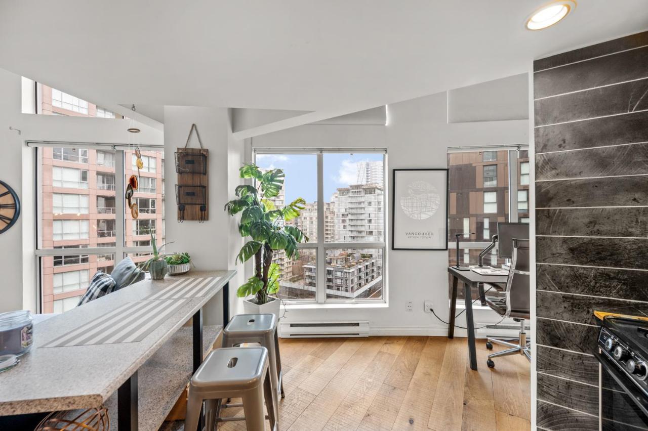 밴쿠버 Rare Find Loft With Full Kitchen At Heart Of Downtown 아파트 외부 사진