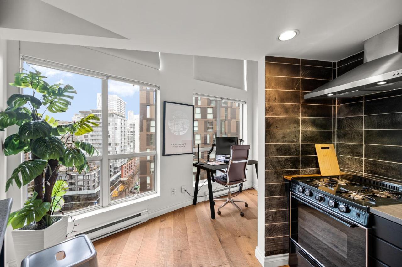 밴쿠버 Rare Find Loft With Full Kitchen At Heart Of Downtown 아파트 외부 사진
