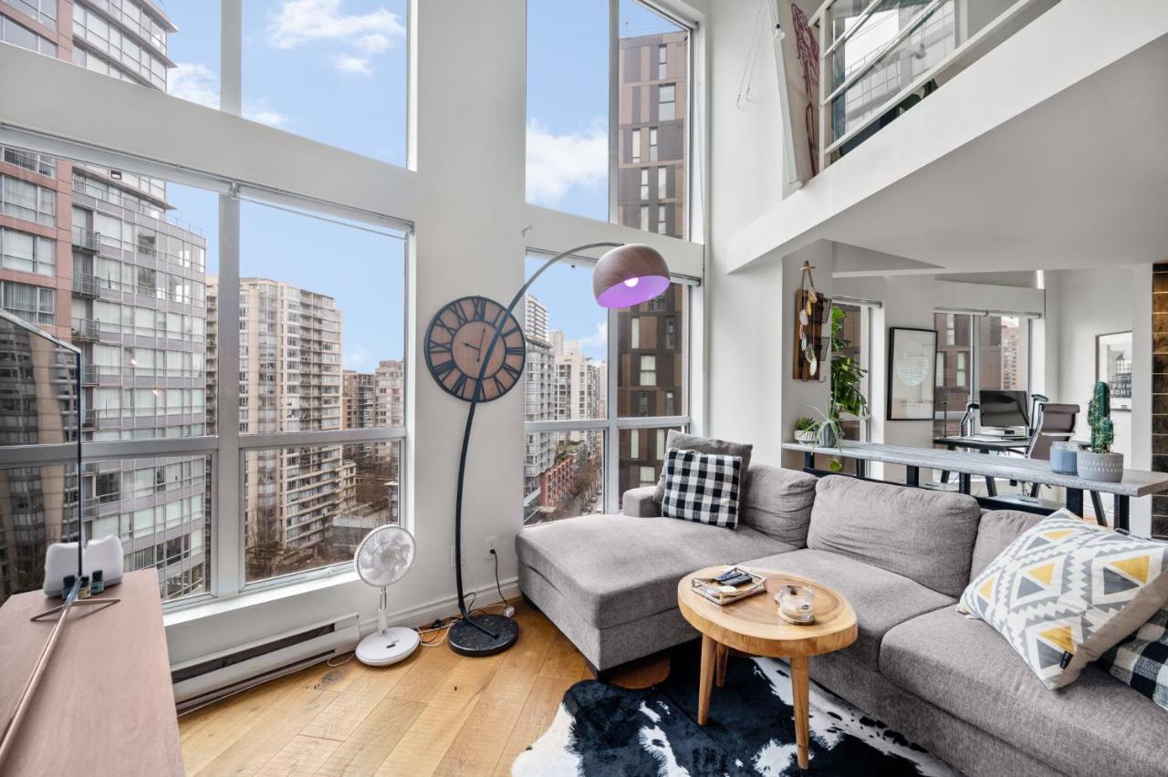 밴쿠버 Rare Find Loft With Full Kitchen At Heart Of Downtown 아파트 외부 사진