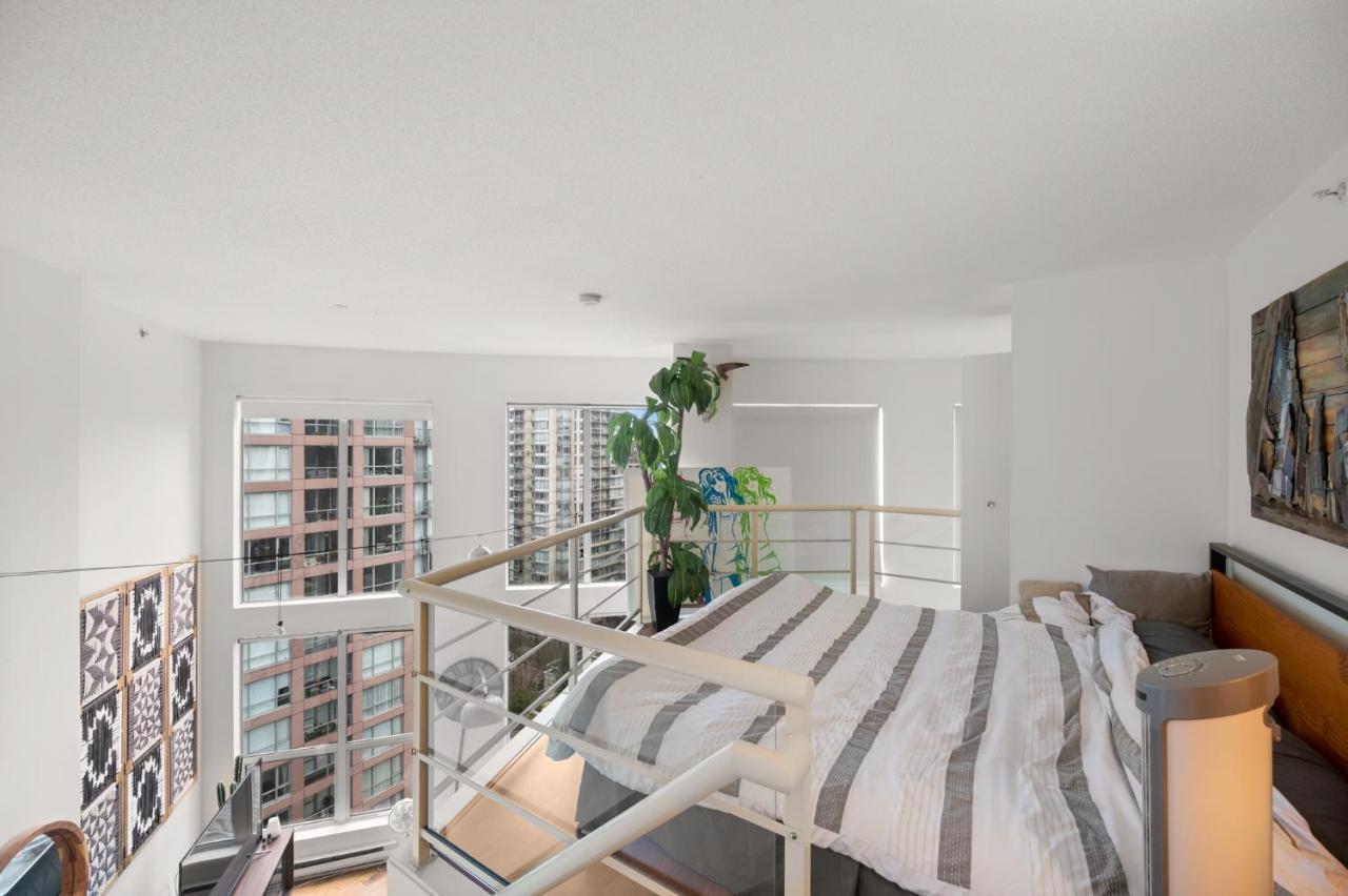 밴쿠버 Rare Find Loft With Full Kitchen At Heart Of Downtown 아파트 외부 사진