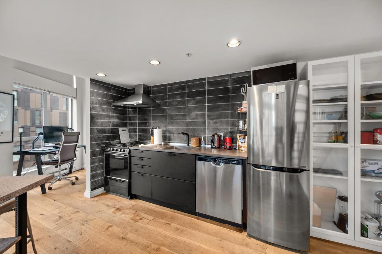 밴쿠버 Rare Find Loft With Full Kitchen At Heart Of Downtown 아파트 외부 사진