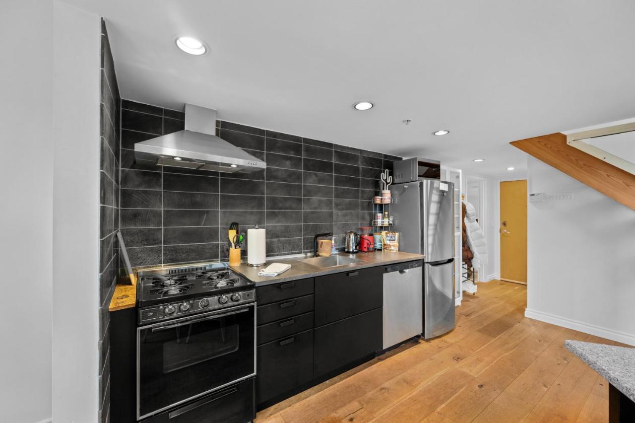 밴쿠버 Rare Find Loft With Full Kitchen At Heart Of Downtown 아파트 외부 사진